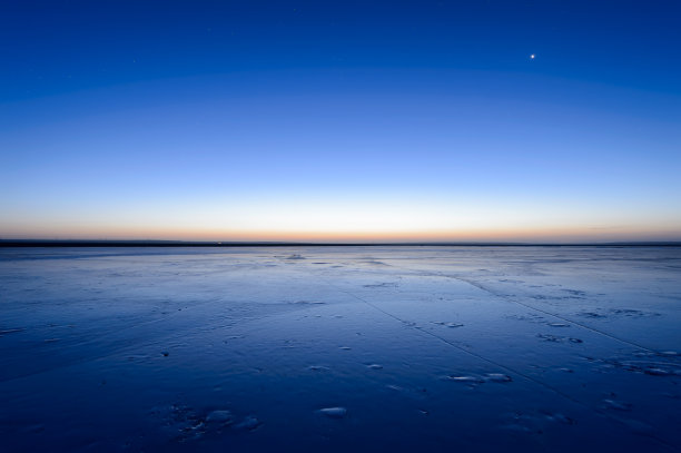 黎明时分结冰的湖面图片下载