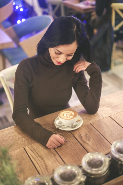 一个在酒吧喝咖啡的女人图片下载