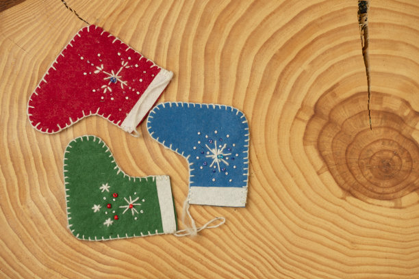 集市上的装饰和工艺品摊位。圣诞节公平概念图片下载