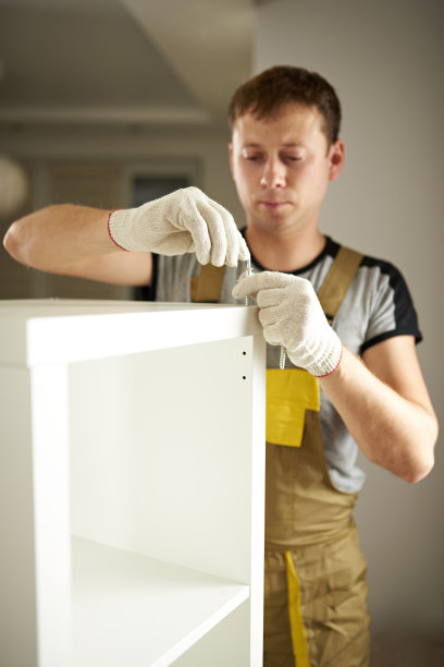 男子组装白色衣橱图片下载