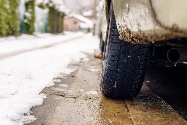 冬天停着被雪覆盖的车，霜又冷。图片下载