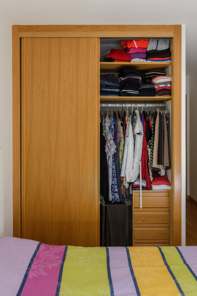 卧室里有衣柜和衣服图片下载