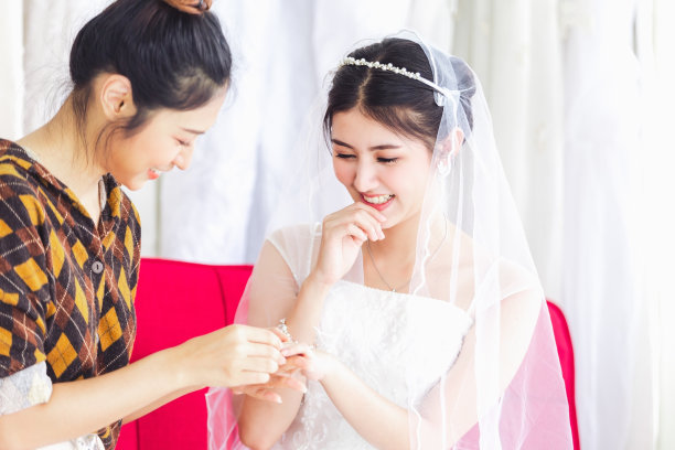 亚洲设计师在婚礼时装店工作图片下载