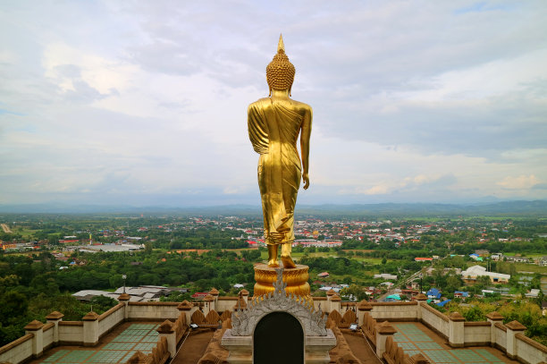 令人惊叹的金色佛像在行走的姿势面对南，Wat Phra That Khao Noi寺庙，在泰国北部的历史地点图片下载