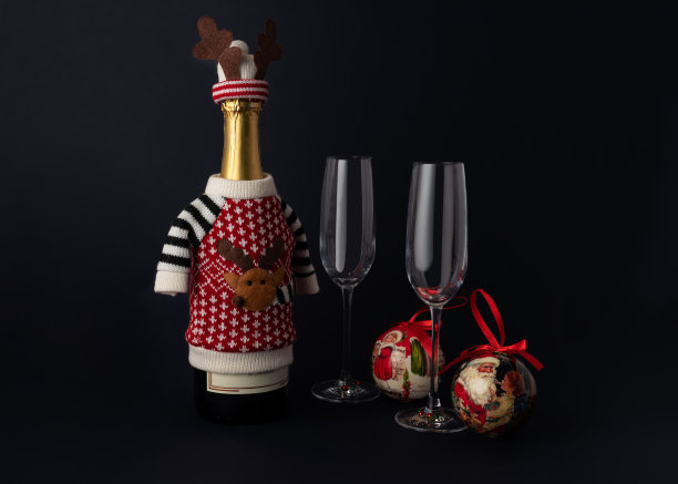 有圣诞装饰的圣诞香槟图片下载