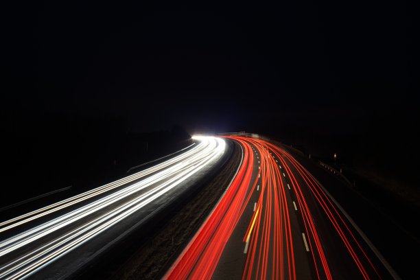 德国夜间的高速公路图片下载