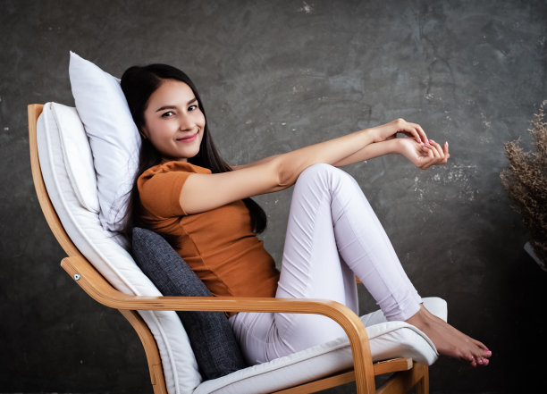 女人坐在椅子上，有放松的感觉图片下载