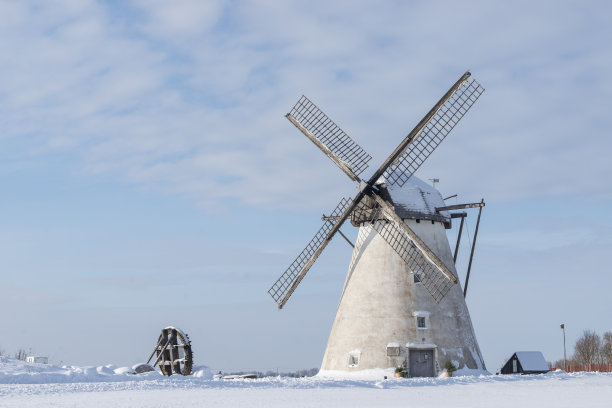 谷物磨在冬天的风景里。荷兰风车和自然背景图案图片下载