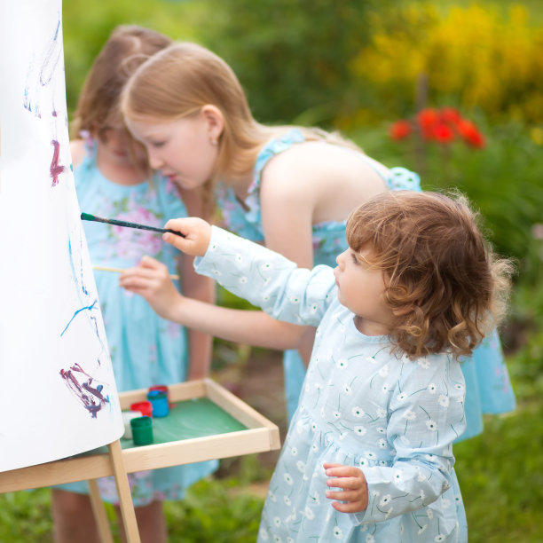 三个小妹妹在户外画画，玩得很开心图片下载
