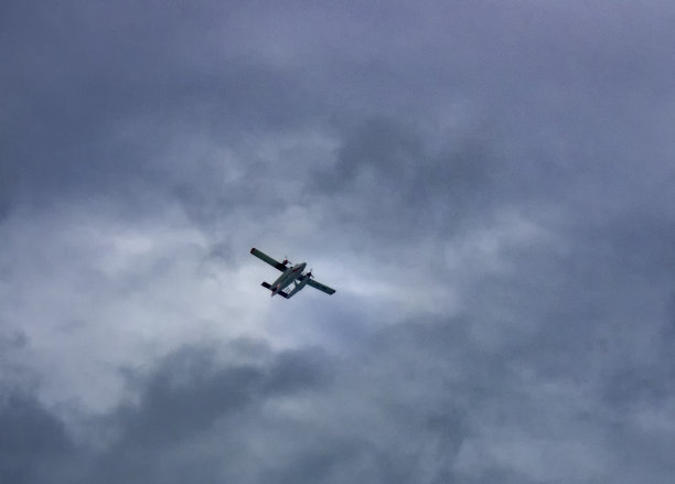 一架水上飞机载着度假者在印度洋的马尔代夫周围图片下载