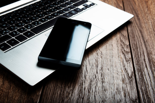 木桌上有键盘、手机和平板电脑图片下载