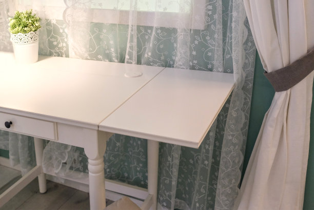 房间内格子窗边床头柜上放一盏台灯。图片下载