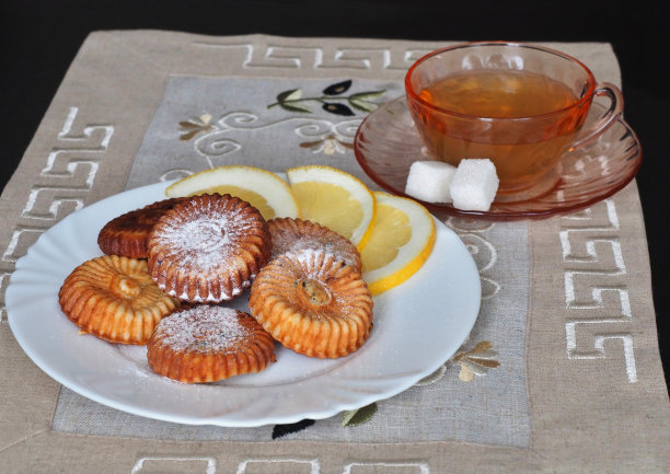 Сurd白盘饼干。一杯加两块糖的茶图片下载