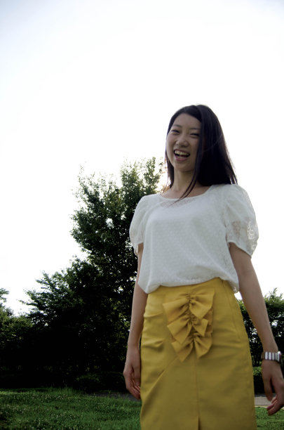 亚洲女模特在大自然中摆姿势拍照图片下载