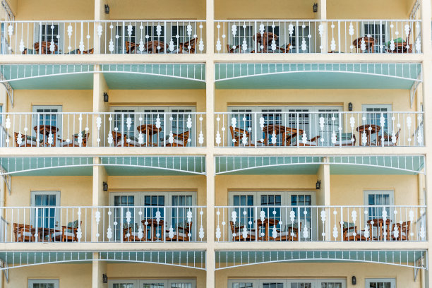 淡黄色、橘黄色、绿色、蓝色等色彩斑斓的建筑外观，位于佛罗里达海滨度假酒店的公寓公寓，格局各异，阳台众多图片下载