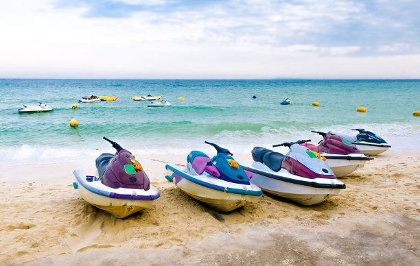 沙滩上的彩色水上摩托艇图片下载