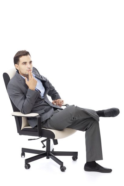 坐在白色背景的办公椅上的商人图片下载