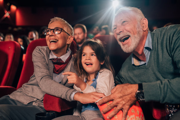 微笑的多代家庭在电影院图片下载