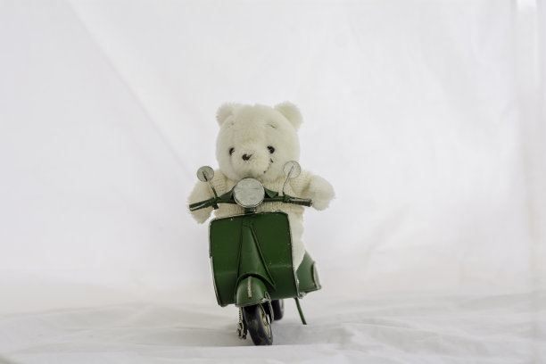 泰迪熊骑着摩托车图片下载