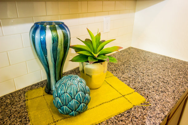 花岗岩厨房柜台上的装饰物品图片下载