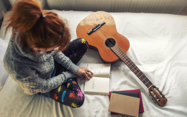 女音乐家在读一本书。图片下载