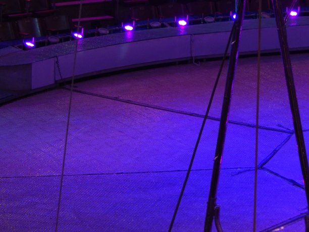 马戏团内部的舞台设备图片下载