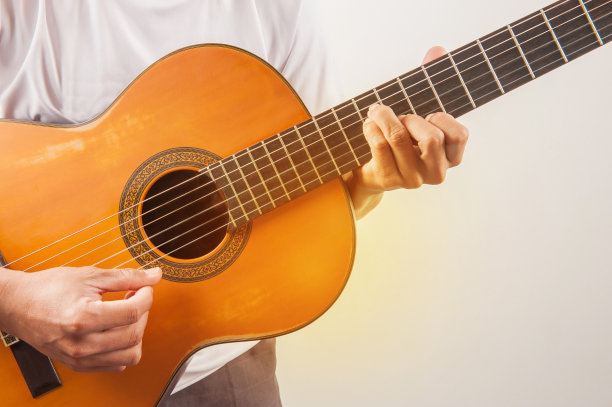 年轻人弹吉他，古典的放松音乐图片下载