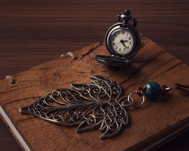 近景古董怀表和叶挂件胡桃木背景图片下载