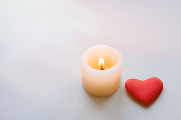 燃烧的蜡烛和心。图片下载