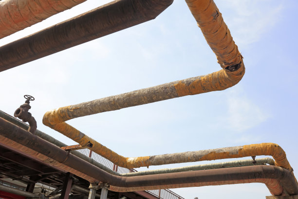 废弃工厂的管道，特写照片图片下载