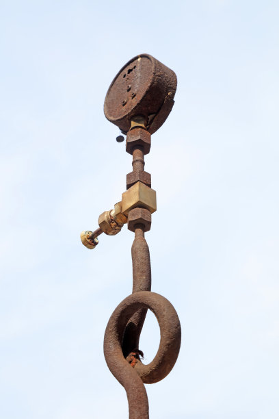 工厂里的氧化压力表和阀门，特写照片图片下载