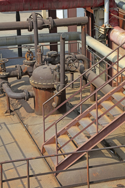 废弃工厂氧化管道，特写照片图片下载