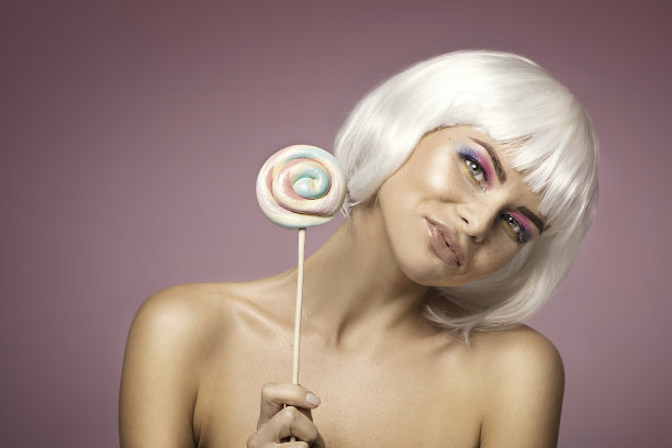 美女写真，浓妆艳抹的女人。图片下载