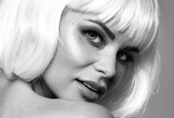 美女写真，浓妆艳抹的女人。图片下载