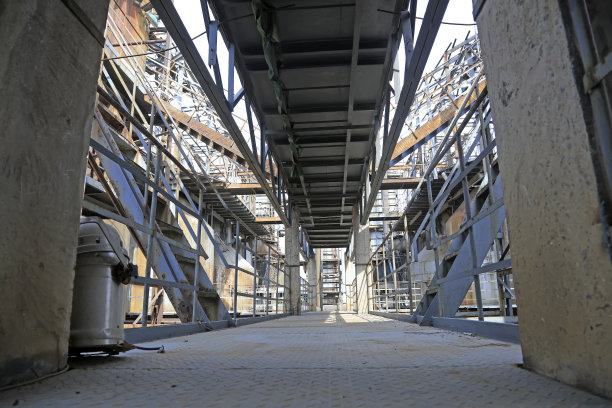 在废弃工厂里氧化机械设备，特写照片图片下载