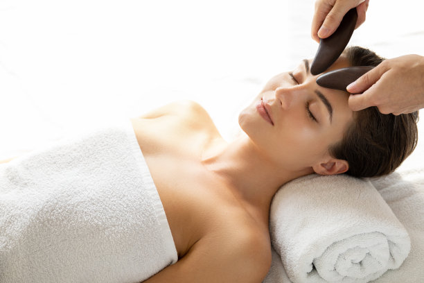 妇女在中国传统按摩-刮痧图片下载