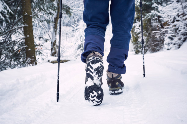 在冬天背着背包沿着峡谷的河流徒步旅行。图片下载