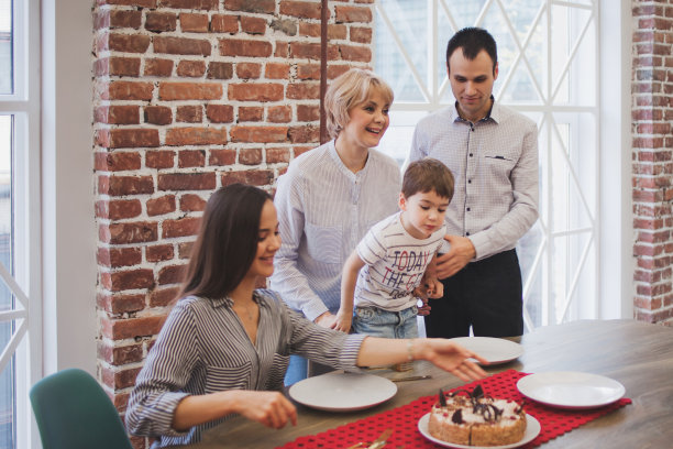家庭晚餐。家人接待客人，一个喜庆的会议图片下载