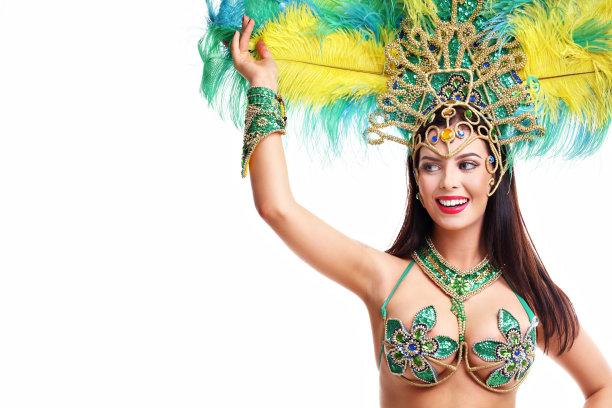 在白色的背景上摆着桑巴舞服装的巴西女人图片下载