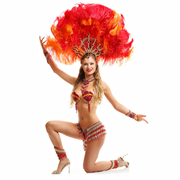 在白色的背景上摆着桑巴舞服装的巴西女人图片下载