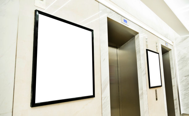 办公楼电梯门外的广告牌图片下载