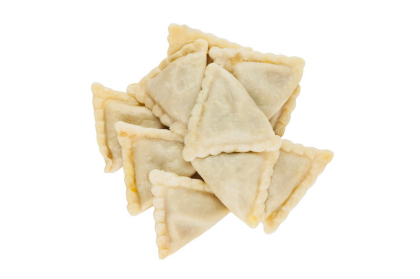 一堆准备好的瓦伦尼奇与土豆、软干酪、肉或卷心菜分开放在白色背景上。剪切路径-图像图片下载