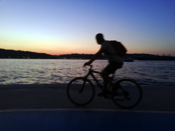 骑自行车的男人图片下载