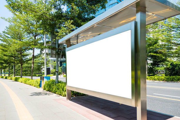 公共汽车站的空白广告牌图片下载