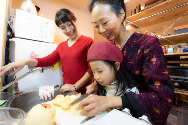 带着孩子做苹果蛋糕图片下载