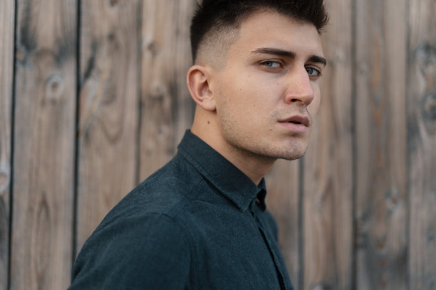 诱人的年轻人特写肖像图片下载