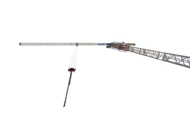 在白色的背景上，有缆索和链条上的钩子的起重机箭头的碎片。图片下载