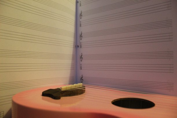 粉红色的尤克里里和乐谱图片下载