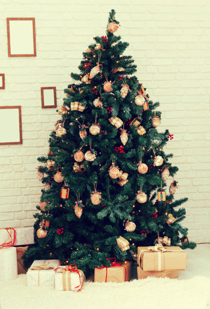 圣诞树上装饰着闪亮的玩具和礼盒图片下载