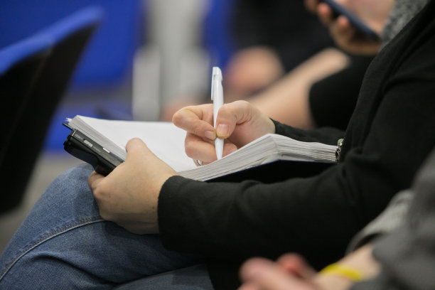 在一个会议上人类手写的特写。图片下载